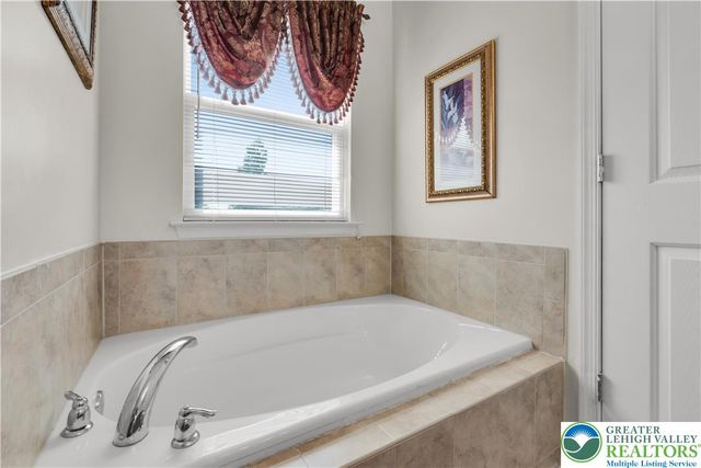 923 King Way, Upper Macungie Twp, PA 18031