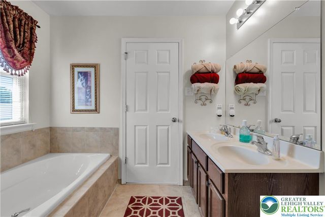 923 King Way, Upper Macungie Twp, PA 18031