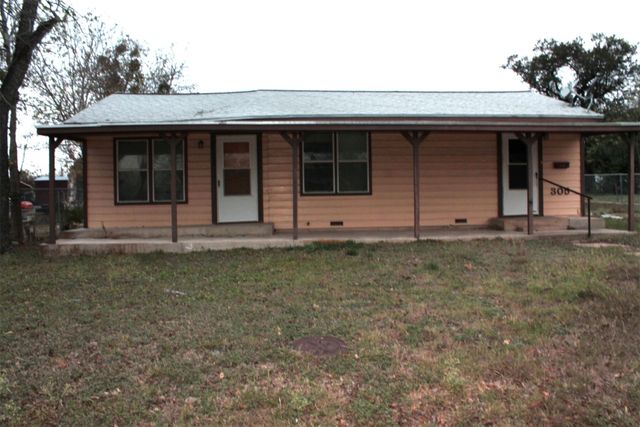 305 N TRAVIS Street, Comanche, TX 76442
