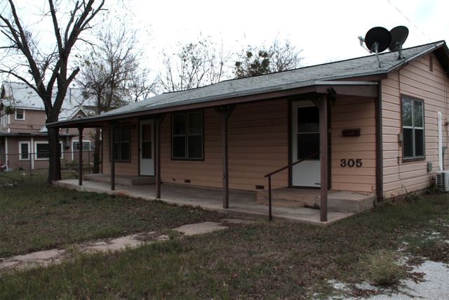 305 N TRAVIS Street, Comanche, TX 76442