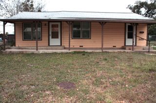 305 N TRAVIS Street, Comanche, TX 76442
