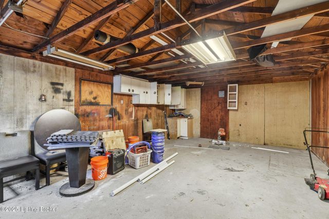 239 Granvil Dr, Louisville, KY 40218