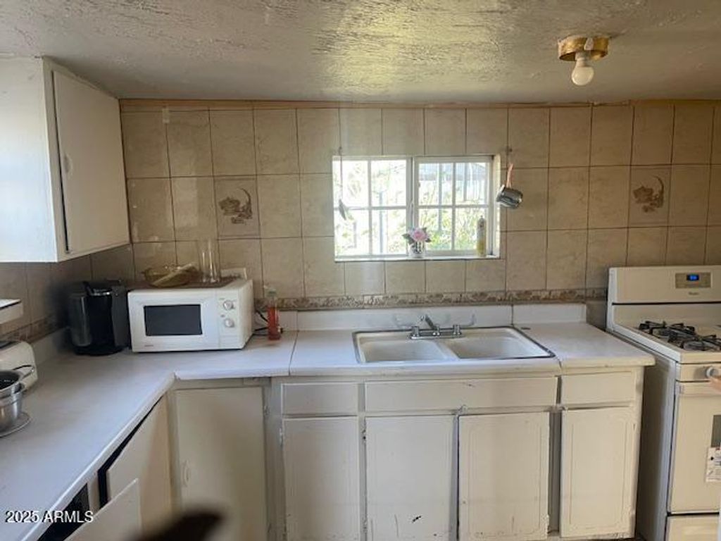 Image 4 of property listing at 1347 E 13TH Street, Douglas, AZ 85607