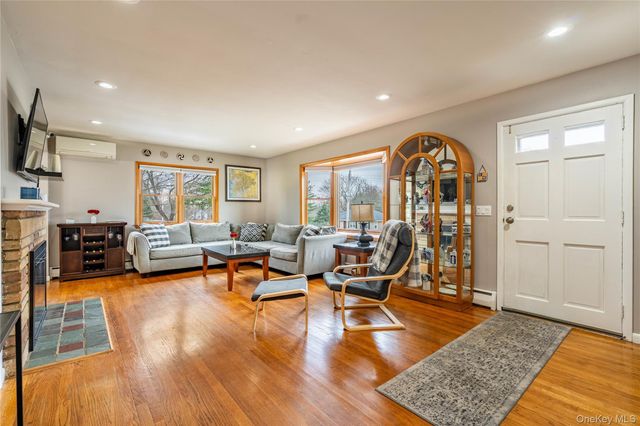 29 Rombout Ridge Road, Poughkeepsie, NY 12603