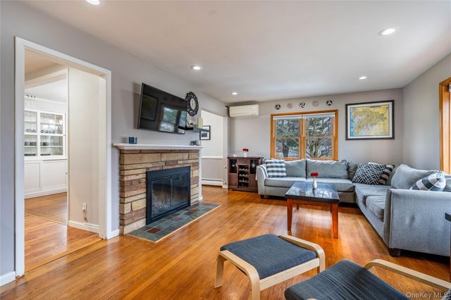 29 Rombout Ridge Road, Poughkeepsie, NY 12603