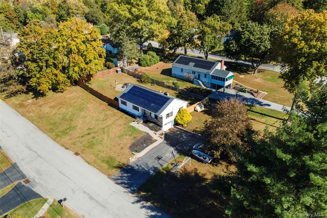 29 Rombout Ridge Road, Poughkeepsie, NY 12603