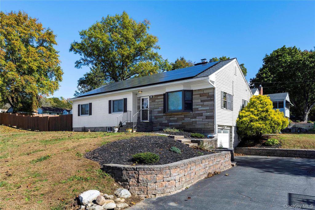 29 Rombout Ridge Road, Poughkeepsie, NY 12603