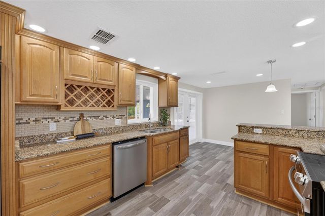 827 SEABREEZE DRIVE, Ruskin, FL 33570