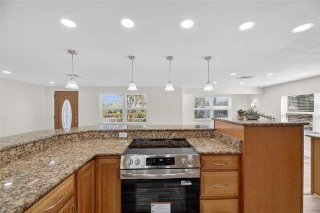 827 SEABREEZE DRIVE, Ruskin, FL 33570