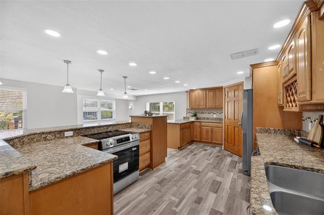 827 SEABREEZE DRIVE, Ruskin, FL 33570