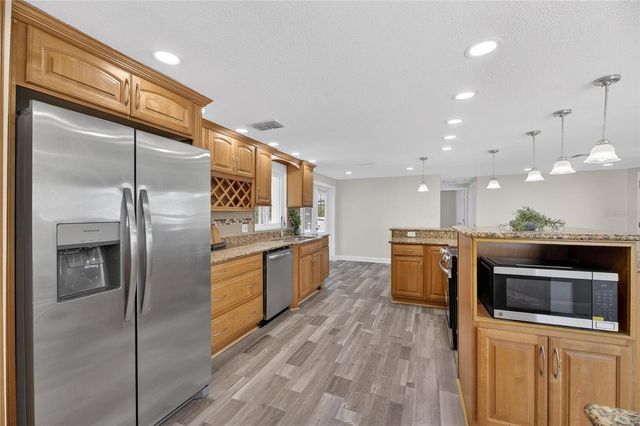 827 SEABREEZE DRIVE, Ruskin, FL 33570