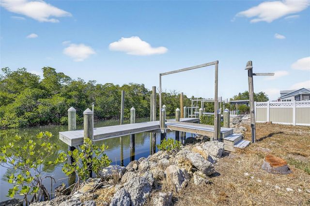 827 SEABREEZE DRIVE, Ruskin, FL 33570