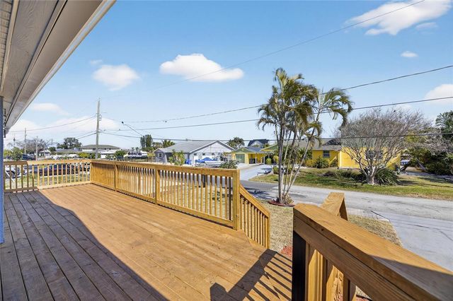 827 SEABREEZE DRIVE, Ruskin, FL 33570