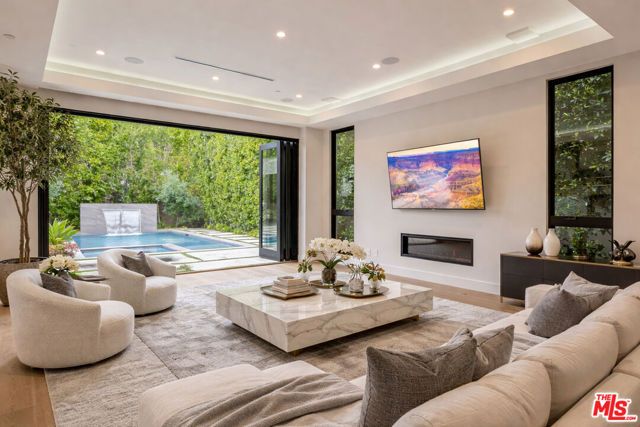 6361 Drexel Avenue, Los Angeles, CA 90048