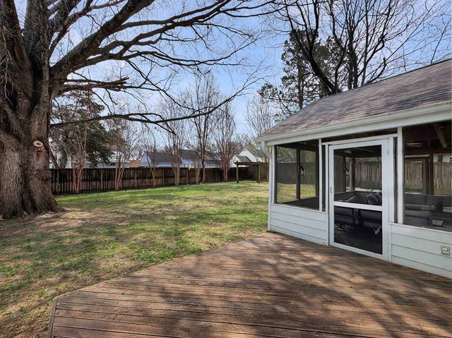 978 HUNTERS POINT DR, Memphis, TN 38018