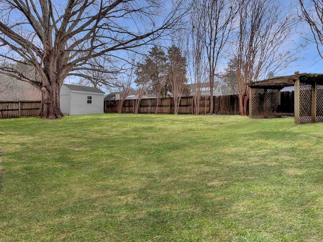 978 HUNTERS POINT DR, Memphis, TN 38018