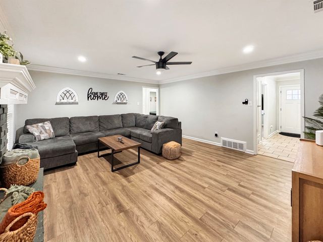 978 HUNTERS POINT DR, Memphis, TN 38018