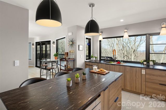 1202 Davis Mountain Road, Hendersonville, NC 28739