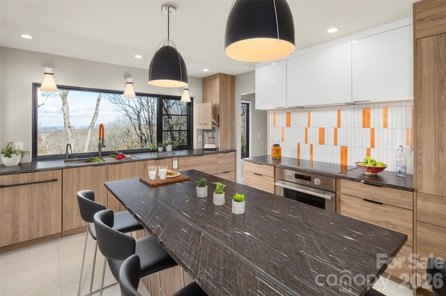 1202 Davis Mountain Road, Hendersonville, NC 28739