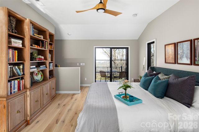 1202 Davis Mountain Road, Hendersonville, NC 28739