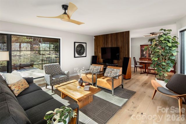 1202 Davis Mountain Road, Hendersonville, NC 28739