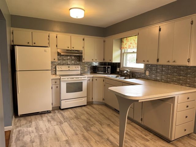 5634 W Hiawatha Lane, Stevensville, MI 49127
