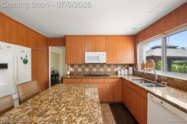 5510 Greenbriar Drive, West Bloomfield, MI 48322