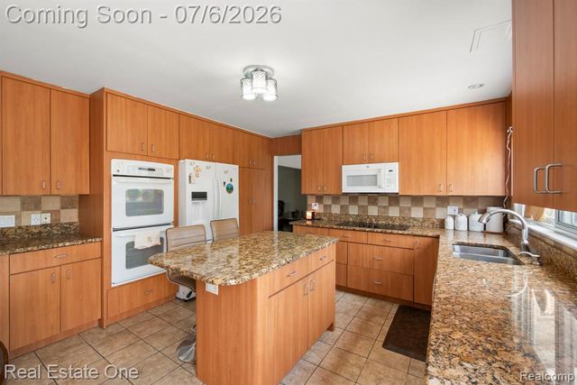 5510 Greenbriar Drive, West Bloomfield, MI 48322