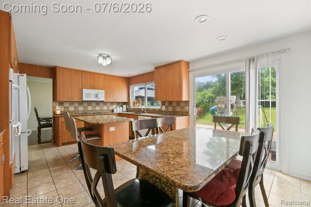 5510 Greenbriar Drive, West Bloomfield, MI 48322