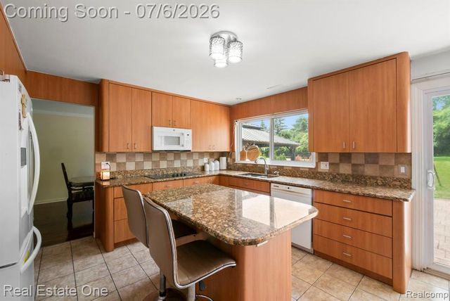 5510 Greenbriar Drive, West Bloomfield, MI 48322