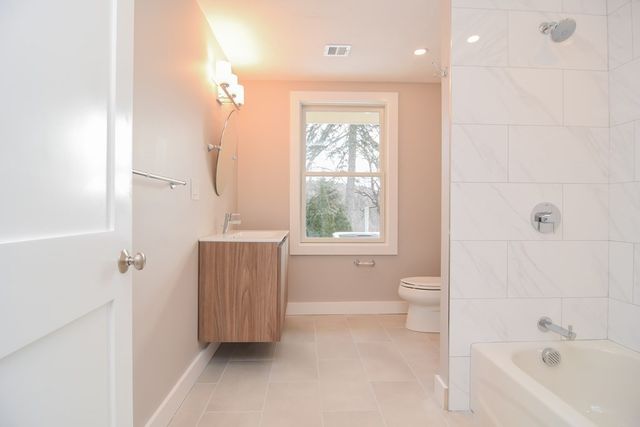 27 Fenway Dr, Framingham, MA 01701