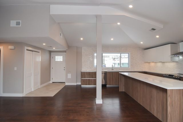 27 Fenway Dr, Framingham, MA 01701