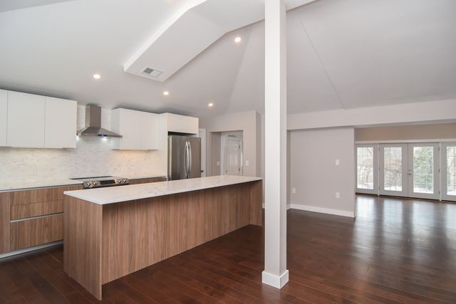 27 Fenway Dr, Framingham, MA 01701