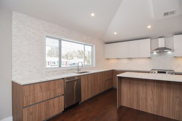 27 Fenway Dr, Framingham, MA 01701