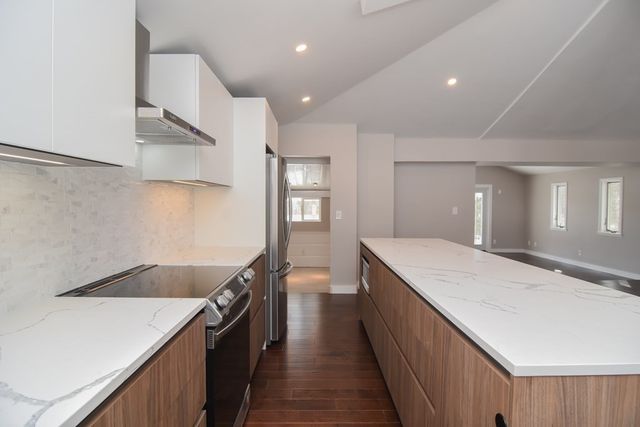 27 Fenway Dr, Framingham, MA 01701