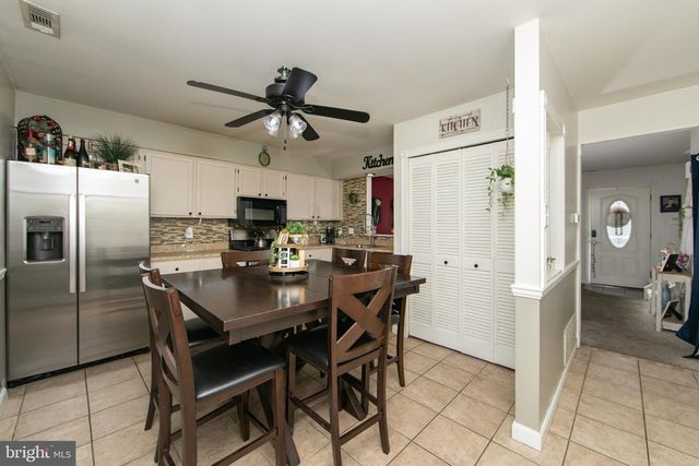 4 TYLER LN, Berlin, NJ 08009