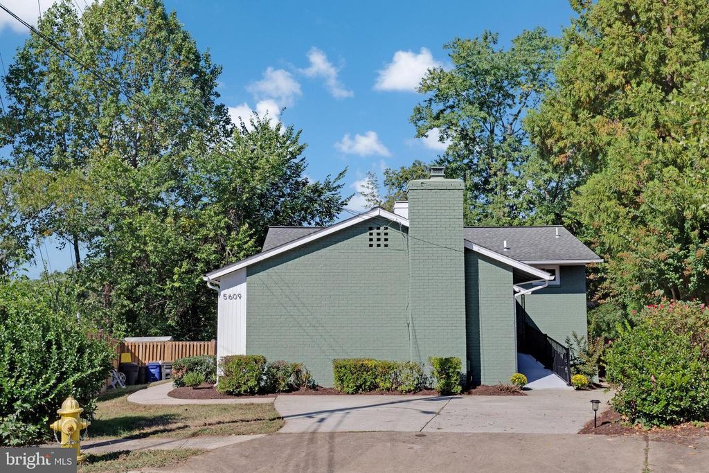 5609 8TH PL N, Arlington, VA 22205