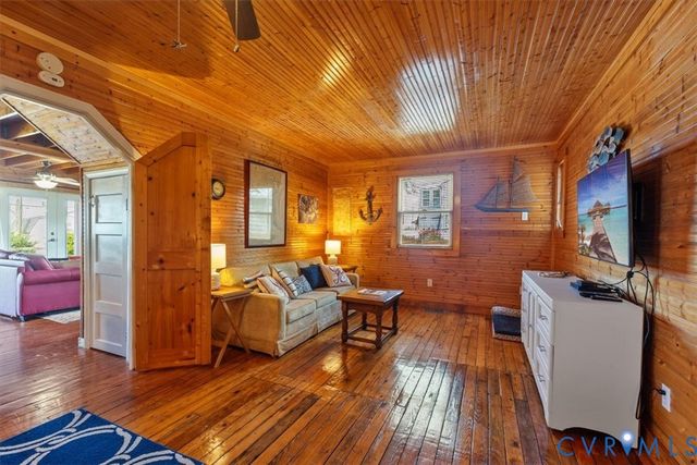 167 Riverside Dr, Deltaville, VA 23043