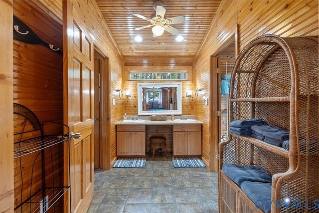 167 Riverside Dr, Deltaville, VA 23043