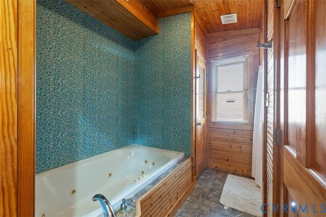 167 Riverside Dr, Deltaville, VA 23043