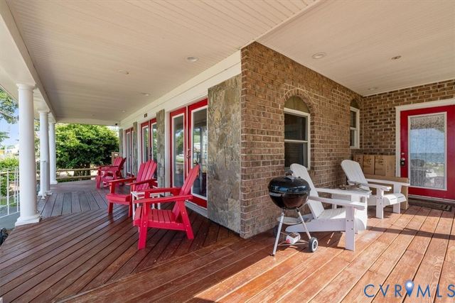 167 Riverside Dr, Deltaville, VA 23043