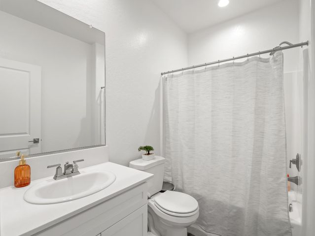 551 Talus Way S, Madera, CA 93636