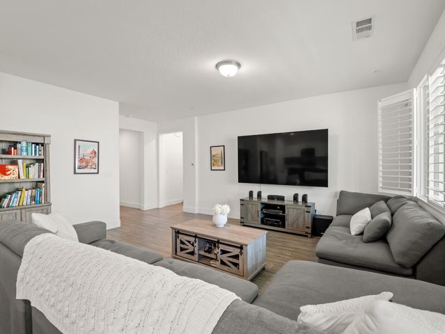 551 Talus Way S, Madera, CA 93636