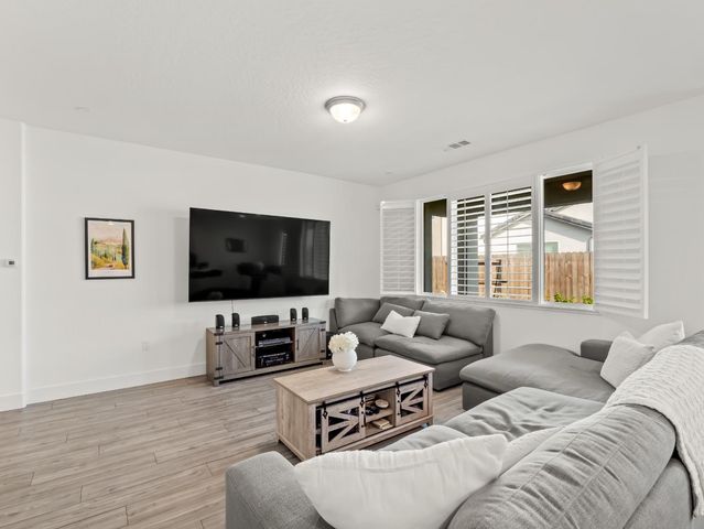 551 Talus Way S, Madera, CA 93636