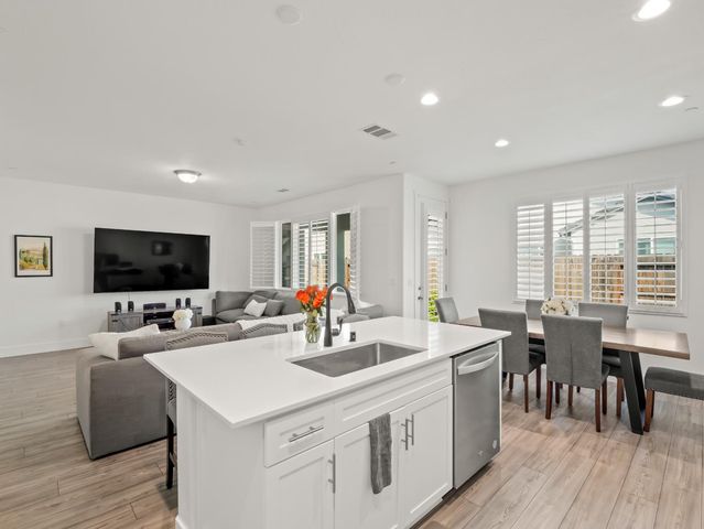 551 Talus Way S, Madera, CA 93636