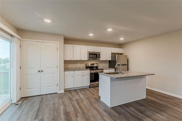 9806 E 219th Circle, Peculiar, MO 64078