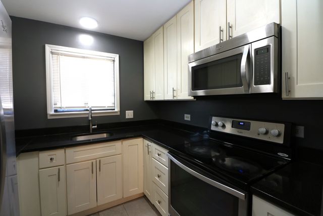 266 12th Street 3F, Wheeling, IL 60090