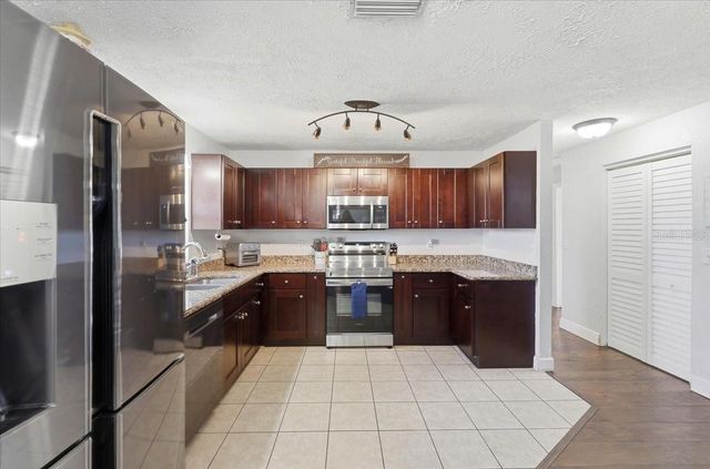 901 W TRAPNELL ROAD, Plant City, FL 33566