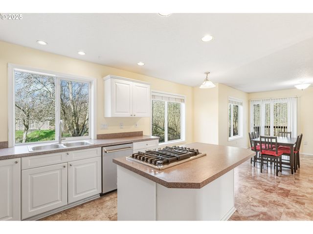 5513 Se HULL Ave, Milwaukie, OR 97267