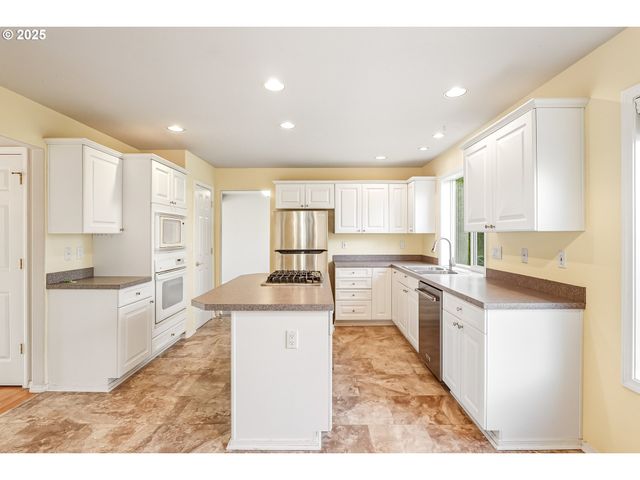 5513 Se HULL Ave, Milwaukie, OR 97267